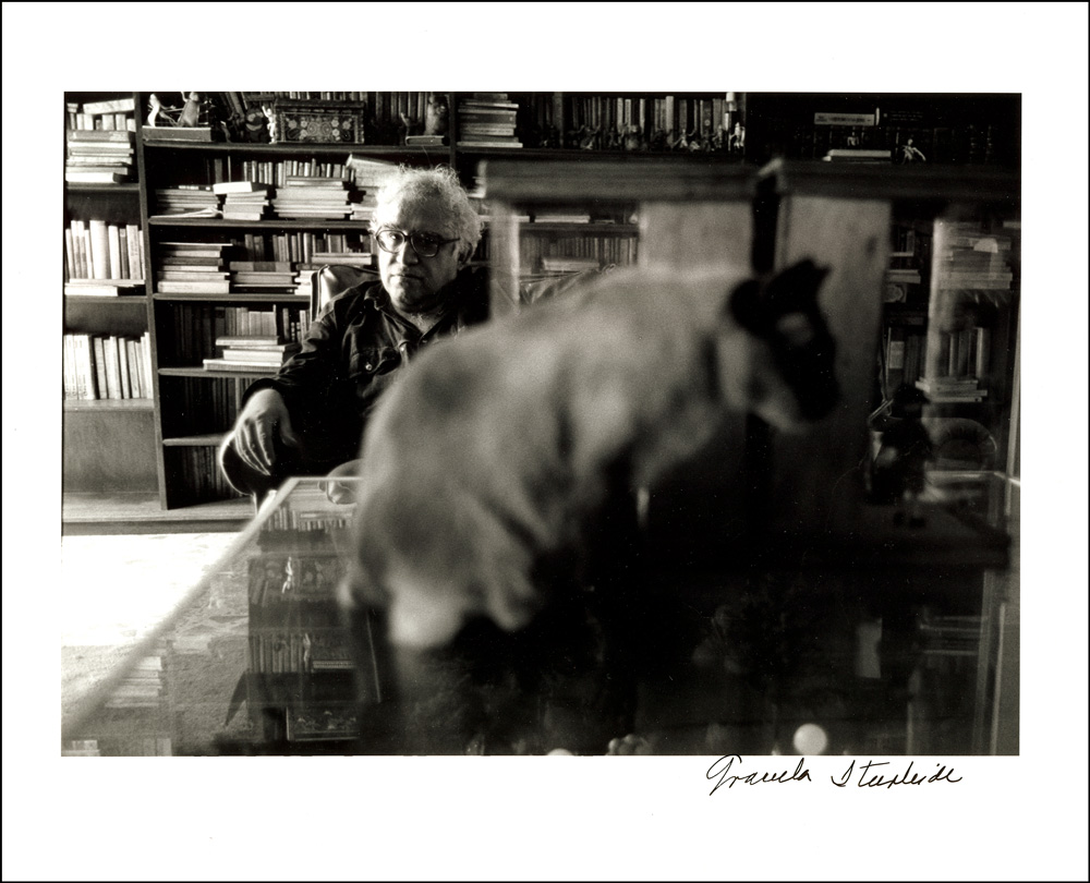 cultura_mx's tweet photo. #Monsiváis10Años 📷🐈

"Sin mis libros me sería imposible vivir y sin mis gatos también. Los libros no aúllan ni los gatos proporcionan sabiduría, no podría elegir. Preferiría entonces vivir sin mí" - Carlos Monsiváis

📷 Retrato de Carlos Monsiváis. Graciela Iturbide https://t.co/q0u7cg8ZkU