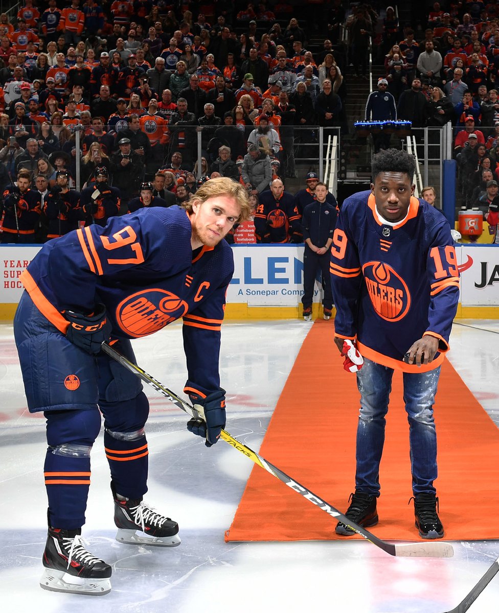 EdmontonOilers's tweet photo. Congrats to #OilCountry's own @AlphonsoDavies &amp; @FCBayern on their 8th straight Bundelisga title! 🏆

Davies set a new league record in today's 1-0 win over @WerderBremen when his sprint speed hit 36.5 km/h. Sounds a lot like the guy he dropped the puck with back in December. https://t.co/iO6ZPapbHB