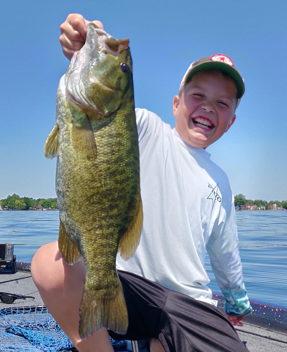 veenstramarcel1's tweet photo. Nine year old Tim caught this giant 5lb smallie on today's trip, his first ever time on Lake St.Clair! #mercurymarine #rangerboats #strikekinglures #strikeking #lews #lewsfishing #smallmouthbass #fishing #bass #guidetrip #takeakidfishing https://t.co/eJoZ4zcf6S