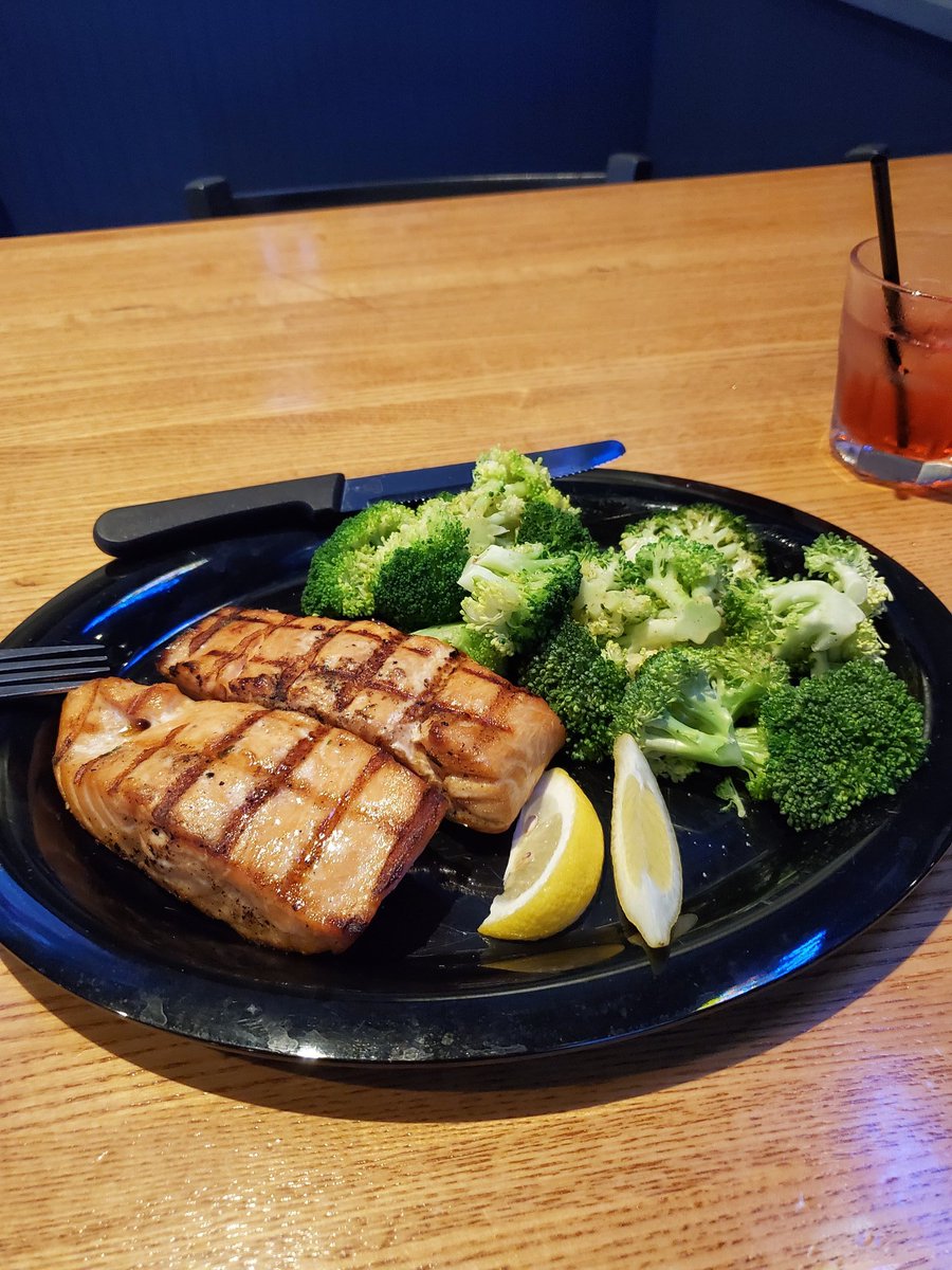 JAKAFELLAMOVIN's tweet image. Rite now!!! After makin moves all day.  Fit for a King. #SumMoOfIt