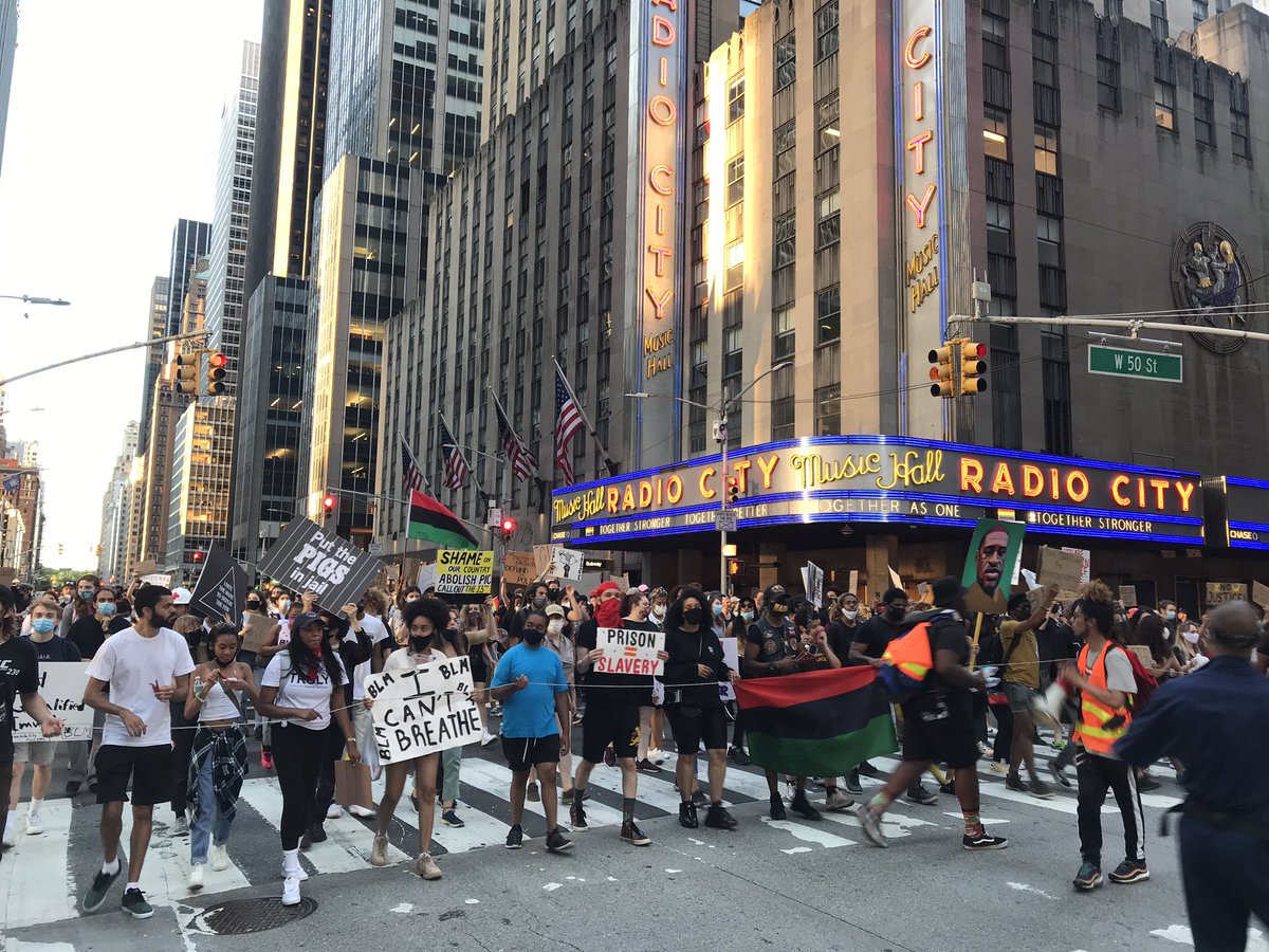 IssaKhari's tweet photo. 6.16.20
Hundreds of #BlackLivesMatter protesters marching past Radio City Music Hall
#nypd #nycprotests #georgefloyd https://t.co/z47puiNvjo