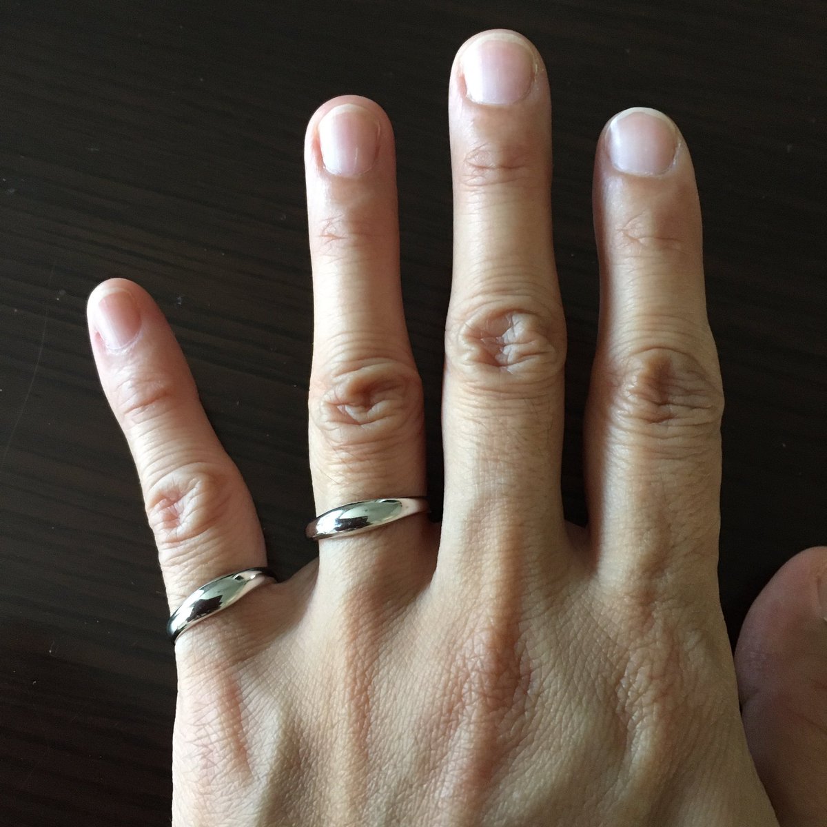 こまつか苗 リングホルダーを作ってるが 実はほとんど持ってない ふと夫婦ともに指輪嫌いでセレモニー用にのみ作った結婚指輪をはめてみたら 案の定サイズが合わなくなっていた 年月よ ダンナの指輪が薬指に 自分のが小指にぴったりになるまで