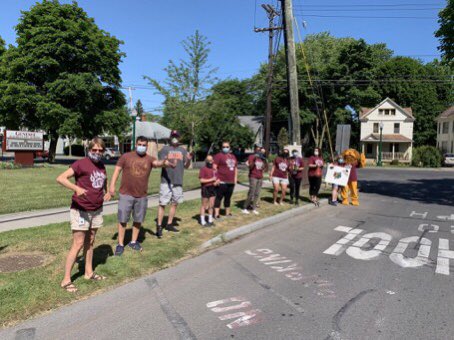 AuburnECSD's tweet photo. Seniors who were once students at Genesee Elementary took one last drive by today and were greeted by teachers and staff. Congratulations!! #GESpride #AHSpride #AECSDpride @auburn_genesee https://t.co/9dAC8lXcWK