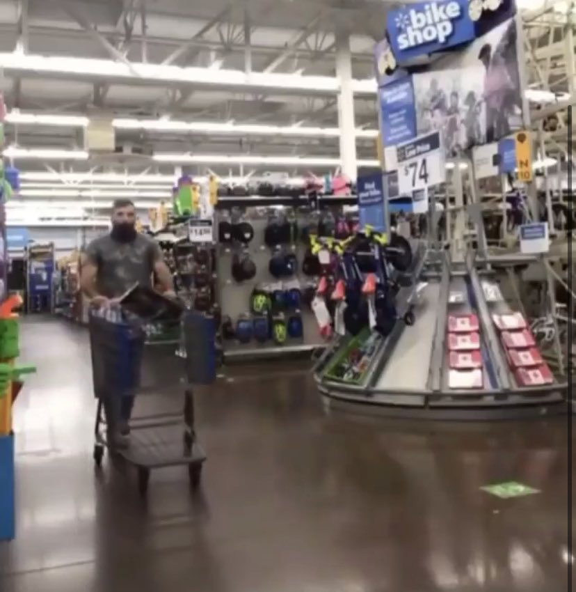 HHMusicParents's tweet photo. How band kids shop 😆https://t.co/cgCQUjO8OW https://t.co/bwqSY8MqP8