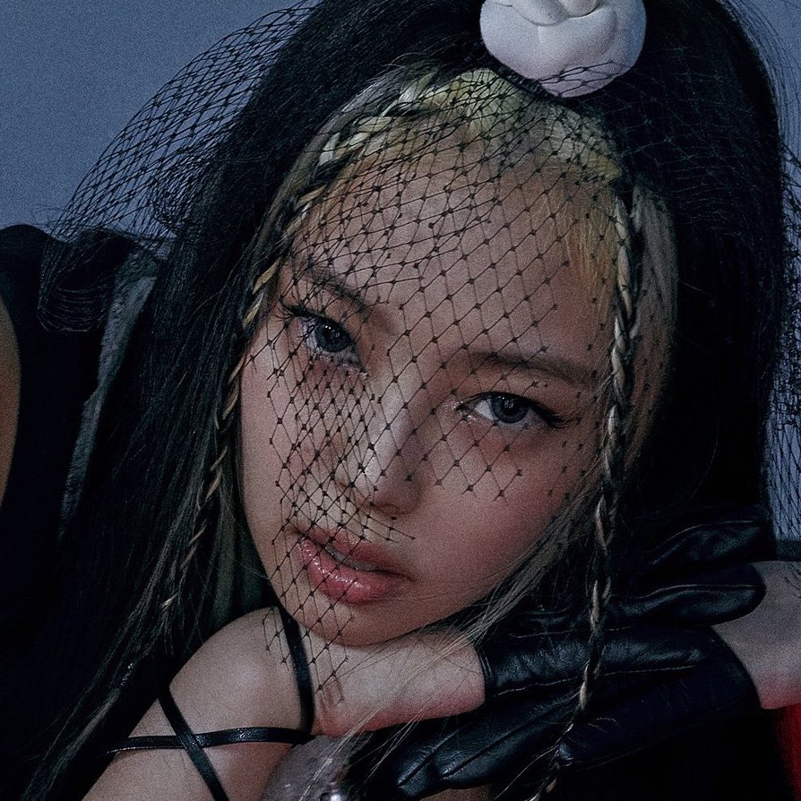 swallalisaa's tweet photo. CHAENNIE WITH GRILLS? OH MY GOD https://t.co/IYp6RHAPCi