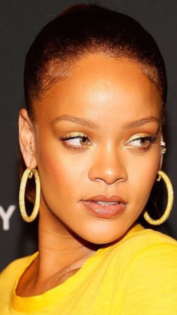 Zombo_Kingdom's tweet image. As a person you are a prophetic poem,
as a singer you are a gift, a world full of talent and sweetness.
Keep Shine @rihanna 
#PrinceofKongo #ZomboKingdom 
#MakituDaniel