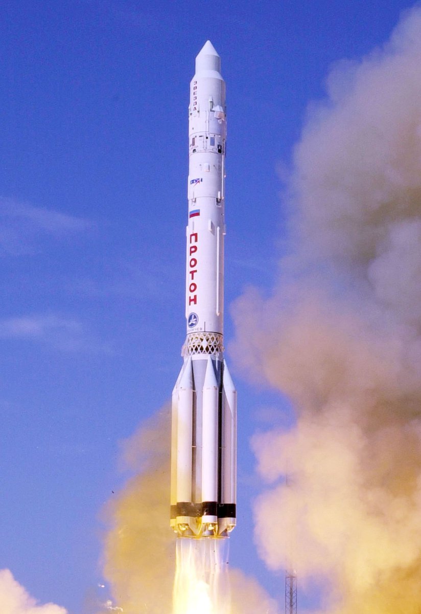I am going to cry the day this launcher has it's flight. There is just something about  #Proton utilitarian look that says "I am a rocket, rawr!"Note that the 6 side "boosters" are actually tanks containing the fuel(UDMH). The N2O4oxidizer is stored in the single center tank.