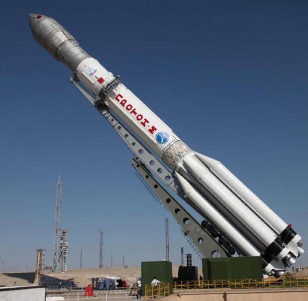 I am going to cry the day this launcher has it's flight. There is just something about  #Proton utilitarian look that says "I am a rocket, rawr!"Note that the 6 side "boosters" are actually tanks containing the fuel(UDMH). The N2O4oxidizer is stored in the single center tank.