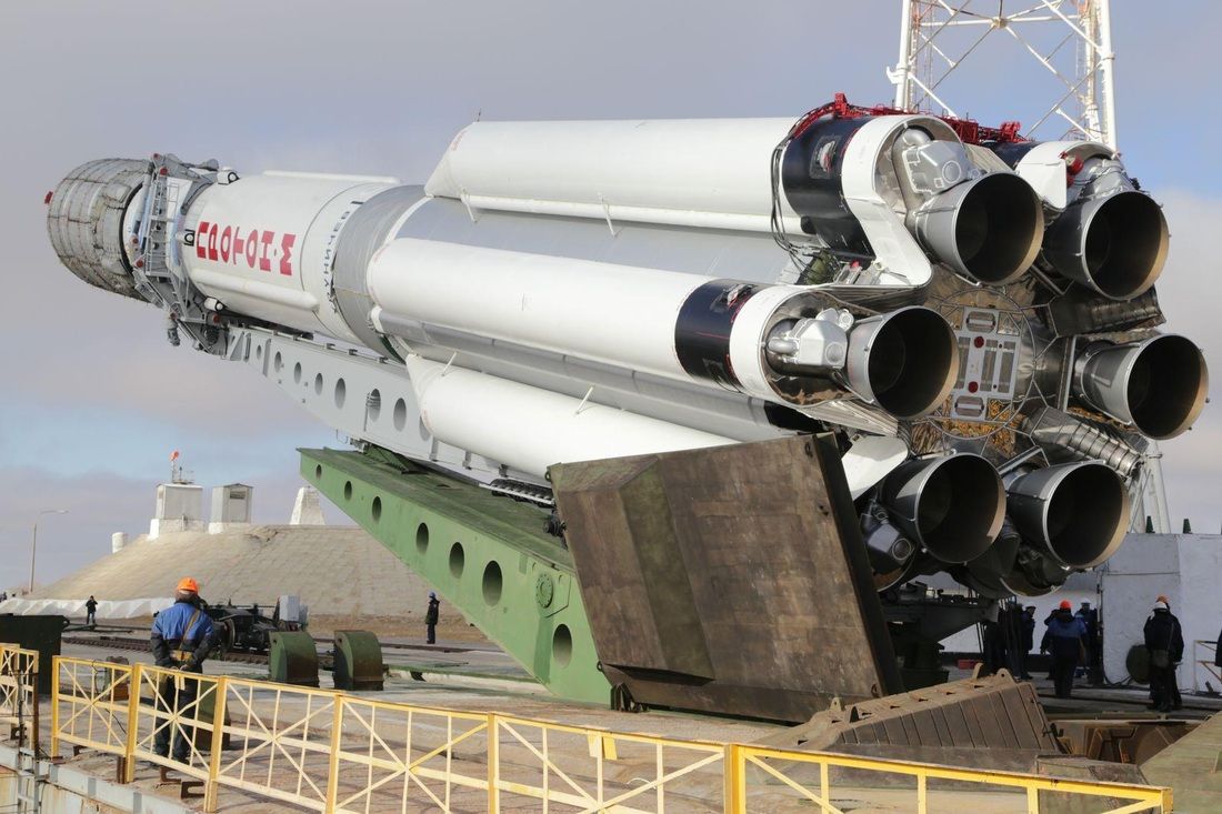 I am going to cry the day this launcher has it's flight. There is just something about  #Proton utilitarian look that says "I am a rocket, rawr!"Note that the 6 side "boosters" are actually tanks containing the fuel(UDMH). The N2O4oxidizer is stored in the single center tank.