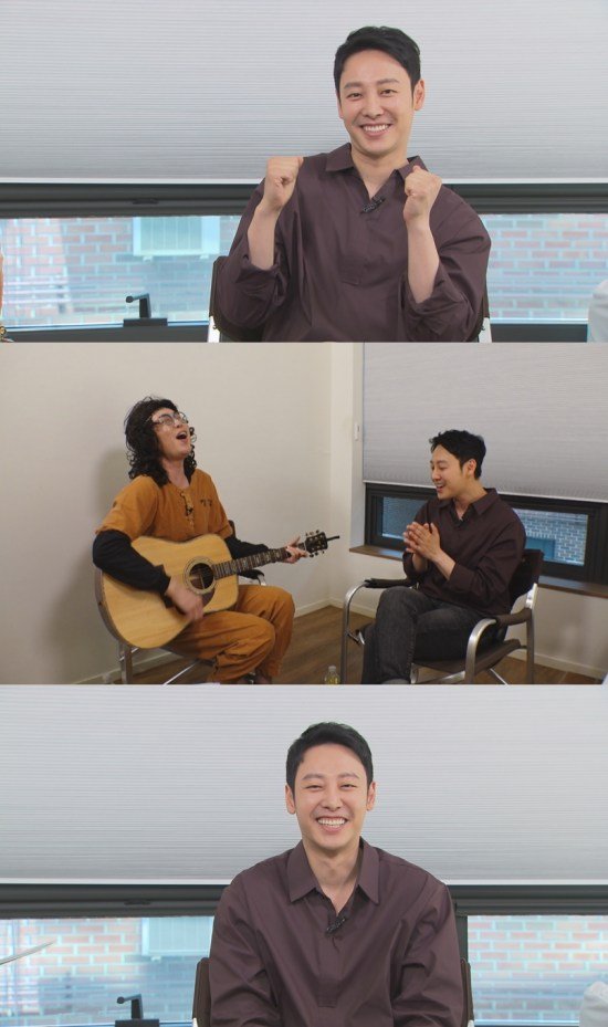 kkkjobduck's tweet photo. '한밤' 김동욱, '이등병의 편지' 열창→윙크 요정 위엄 과시 (출처 : 엑스포츠뉴스 | 네이버 TV연예) https://t.co/pKxkVYt88a https://t.co/NBVexNBq8c