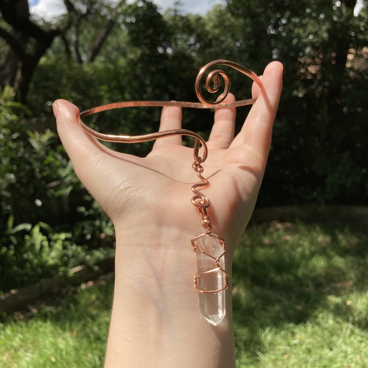 this clear quartz choker is the last of them for this update 😍 use code “muchlove” for 20% off 

lady-vine.com/collections/ch…