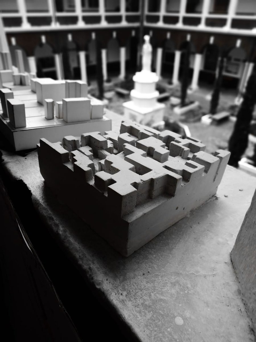 Sofiabf1999's tweet photo. #RepensandoMatbuilding Se expresa una analogía entre los edificios existentes y el proponer edificaciones de baja altura, pero de alta densidad en forma horizontal, una clara alusión de llenos y vacíos, una organización de módulos predefinidos que se integren a la escala humana. https://t.co/njusGRa64U