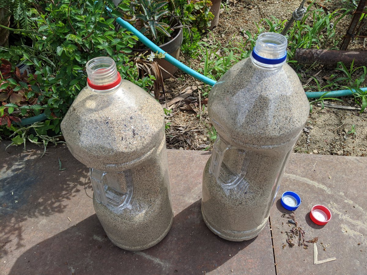 シヴァイヌスカイ 焼酎4lペットボトルダンベル 水ではもの足りなくなってきたので海に行って砂を詰めてきました 6 5キロです
