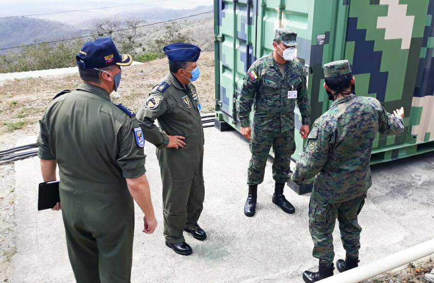 FFAAECUADOR's tweet photo. El Bgrl. Marco Brito Jurado, Comandante del Comando de Operaciones Aéreas y Defensa, visitó al Escuadrón Vigalco "Halcón", del #COS1, y verificó que se cumplan las condiciones de seguridad y salud en beneficio de todos los uniformados. #FFAAContigo https://t.co/Pgfev978Pa