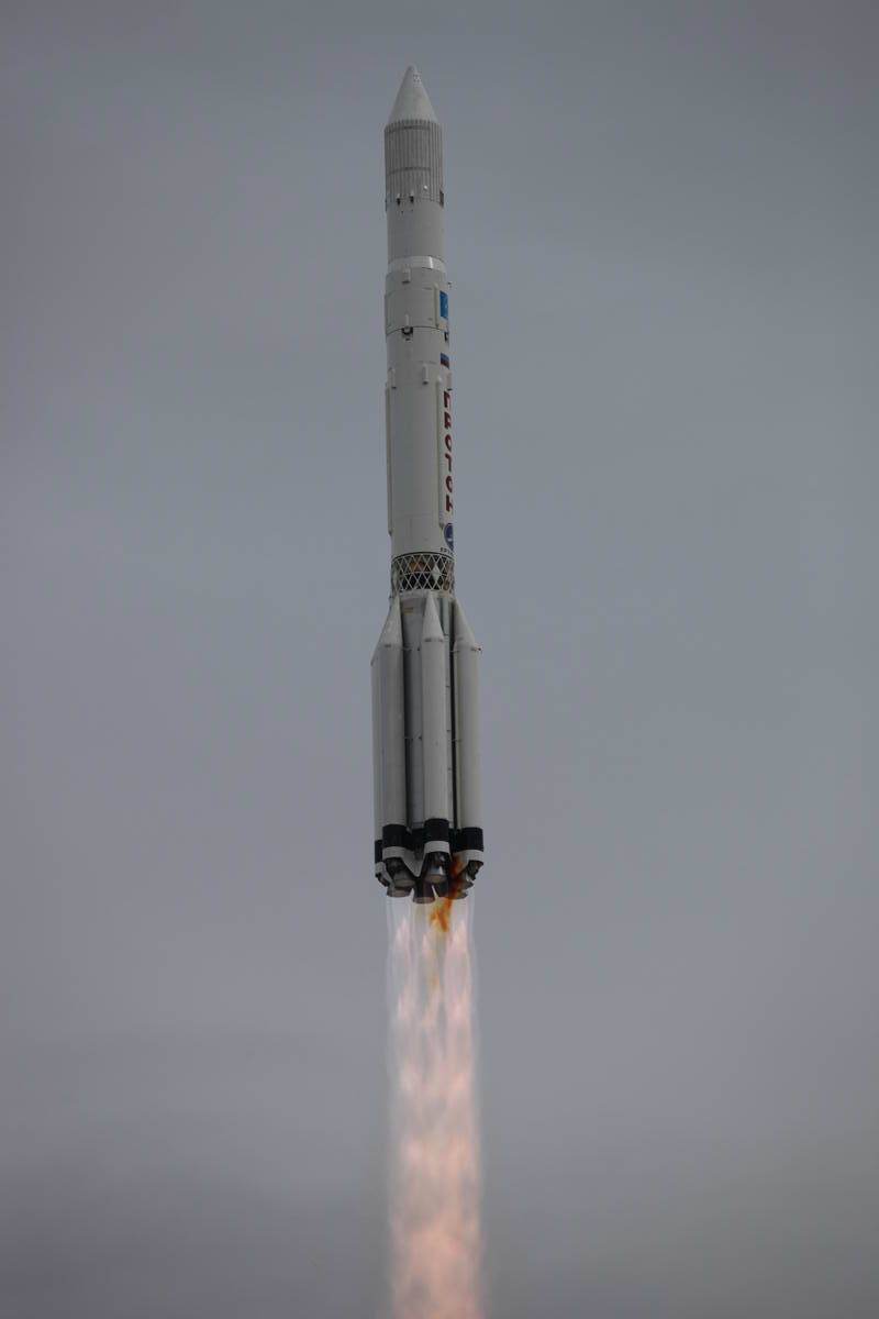 Peculiar to  #Proton is the dark brown smoke emitting from a single engine after launch.This is unburnt nitrogen tetroxide.