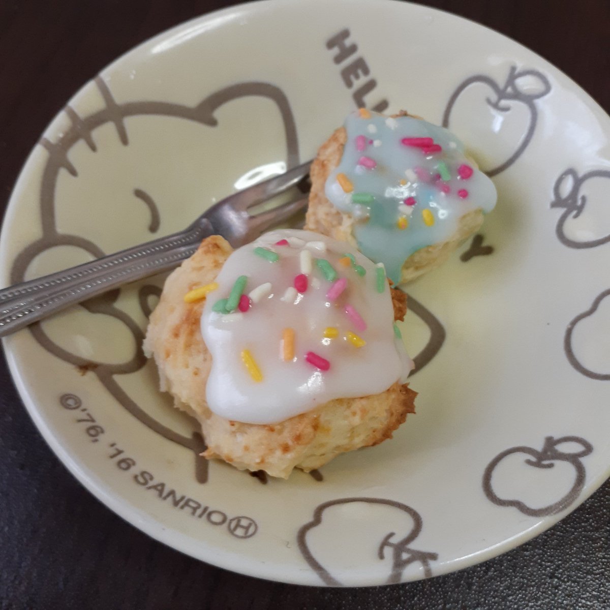 ebiebiepiepi's tweet photo. おはようございます
ホットケーキミックスに絹豆腐を混ぜて丸めてトースターで焼き、カロリーを気にしてる風にしつつ…
…その後にごりごりに粉砂糖アイシングしたので結���糖分多めでございます😂
#おやつ https://t.co/eX5ho73m5e