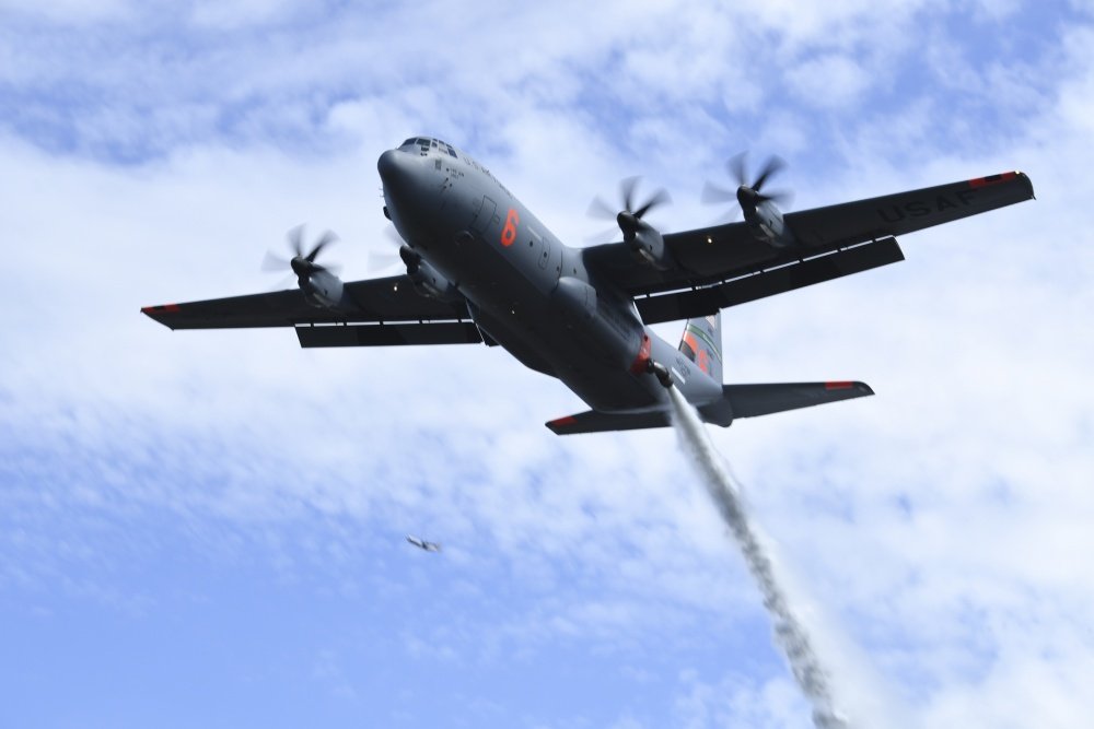 CALFIRE_CHIEF's tweet photo. I had a great visit with USDA @FSNIFC Deputy Director Fire Ops. Christensen, @CalGuard TAG Baldwin, and CA &amp; NV Air Nat. Guard today.  They are engaged in Modular Airborne Fire Fighting System #MAFFS training out of @CAL_FIRE 's McClellan Air Attack Base this week.
@AEGMAFFS https://t.co/kGN61L2qfP