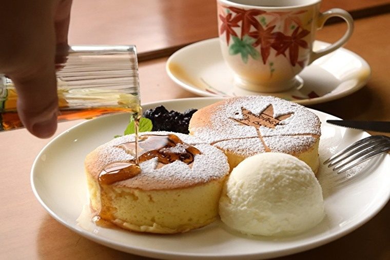 奈良のタウン情報 ぱーぷる Cafe カエデ 宇陀市 宇陀市の旧小学校舎を利用した 奈良カエデの郷ひらら 木造建築の校舎がほぼそのまま残っており ロケ地や コスプレ撮影場として人気 旧家庭科室を改装したカフェ Cafe カエデ が大人気 今回