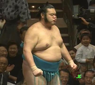 立合いで、闘牙に思い切り張られ、押し倒された高見盛。 勝った闘牙は