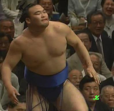 立合いで、闘牙に思い切り張られ、押し倒された高見盛。 勝った闘牙は