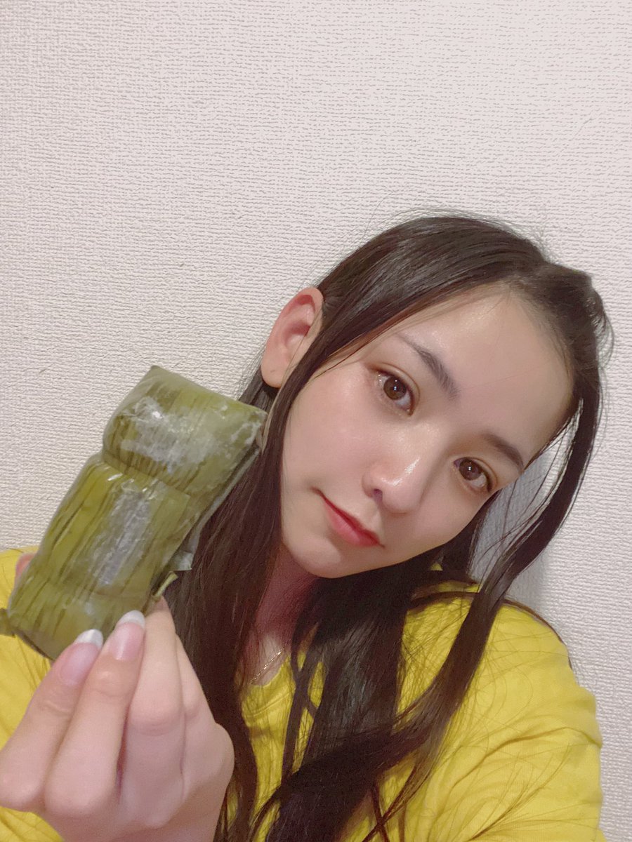 rin_miyazaki_'s tweet photo. ชอบกินข้าวต้มมัดมากๆ ตั้งแต่เด็กเลย🥰🥰

小さい頃から食べてるこれ、おやつなのかご飯なのかよくわからないけど大好き🥰
(甘い餅米) https://t.co/E04Z52UVBY