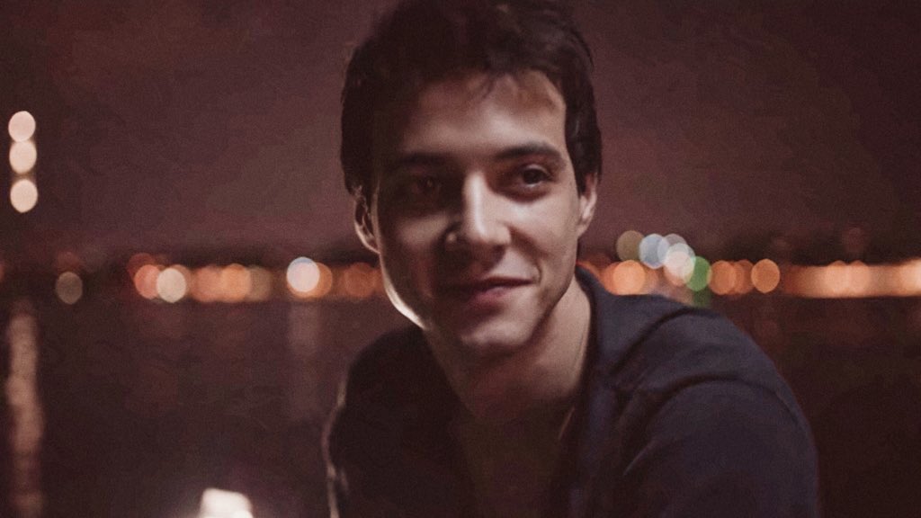 sinan looking at isik like she's his entire world; a thread