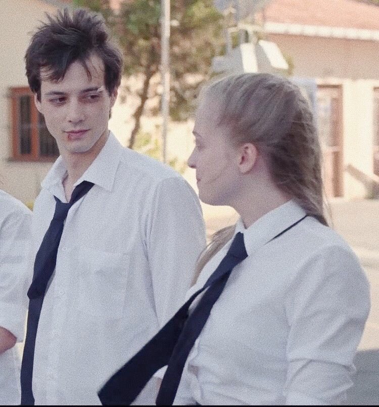 sinan looking at isik like she's his entire world; a thread