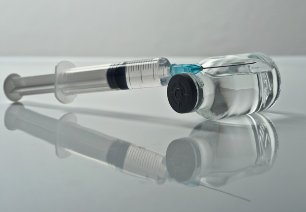 Uma excelente notícia! A vacina contra o coronavírus Sars-CoV-2 desenvolvida pela Universidade de Oxford, no Reino Unido, em parceria com uma empresa italiana de biotecnologia será testada em humanos também no Brasil. Serão 5 mil voluntários saudáveis que deverão receber a dose.