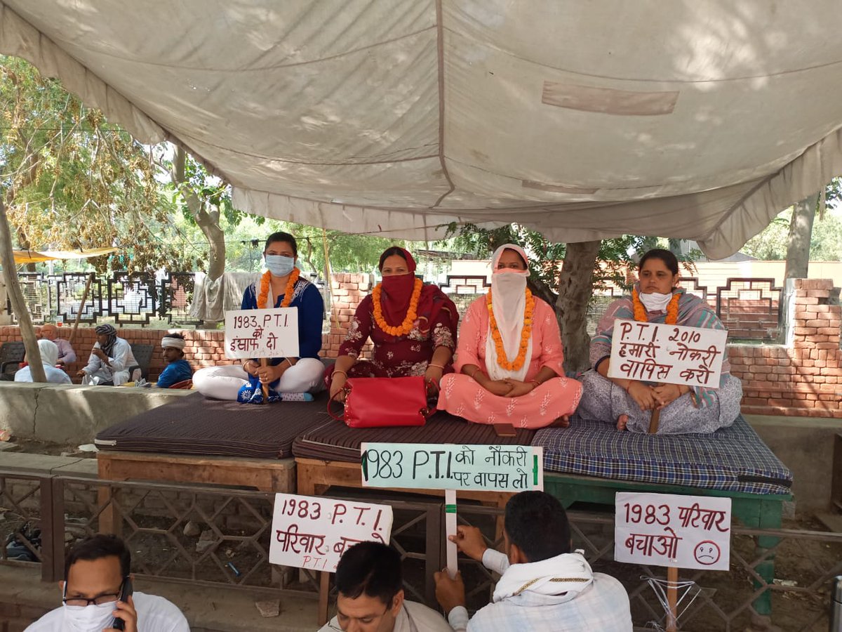 SunitaS22575509's tweet photo. एक औरत अपने परिवार का पेट भरने के बाद ही स्वयं खाती है,आज तो हमारे रोजगार के साथ मान सम्मान पर भी सरकार ने चोट की है अनशन तो क्या सूली भी पर हंसते-हंसते चढ़ जाएगें महिला पी.टी आई2010. https://t.co/ugUJWTnTDp