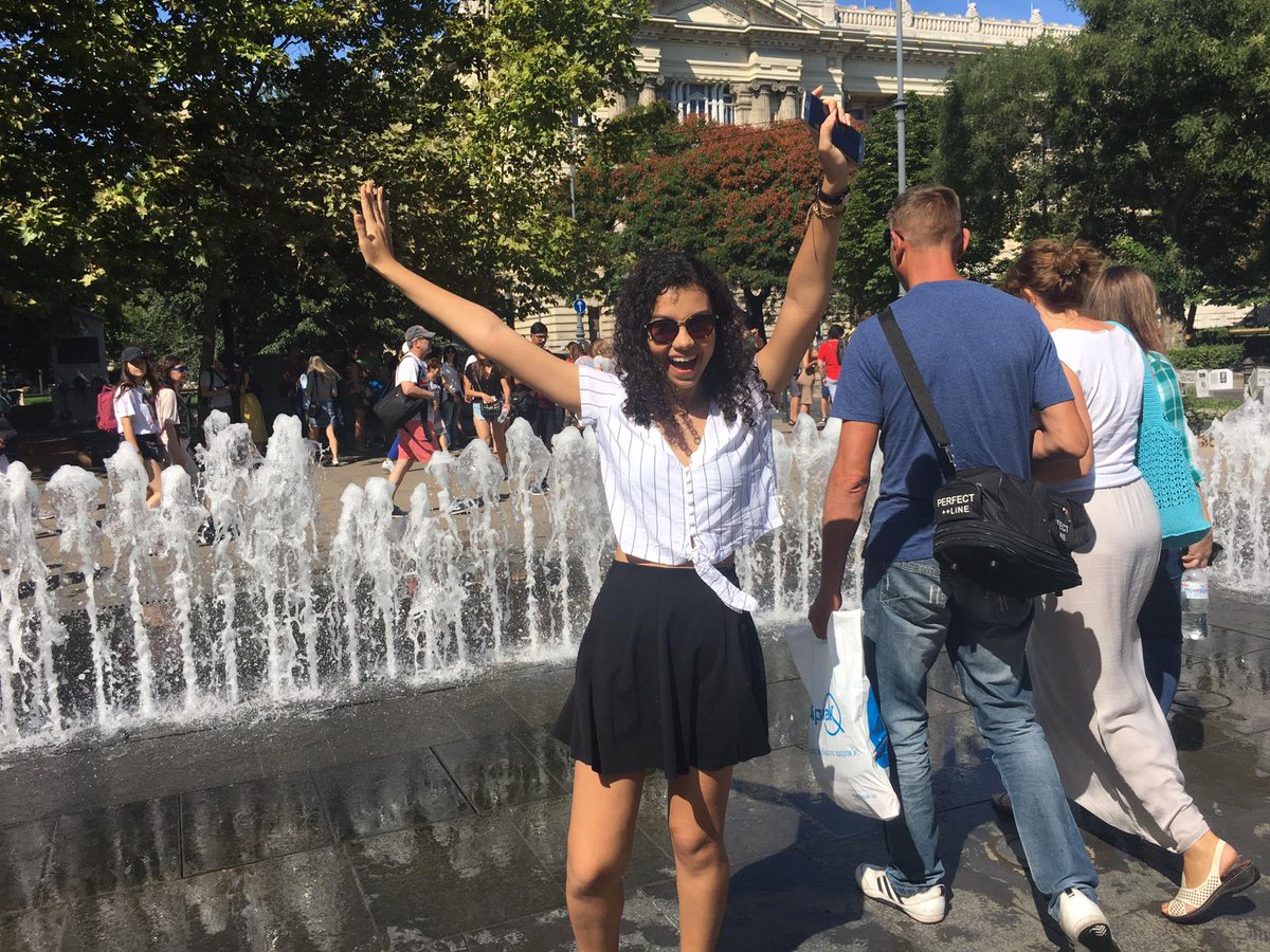 lauvpellini's tweet photo. Buscar fotos me recordó of how extremely blessed I am porque tengo tantos momentos TAN felices que fue súper difícil escoger solo 4, but these are some of my favs (mary poppins, cancún, budapest y #mcbus) https://t.co/VgccHvFIoF