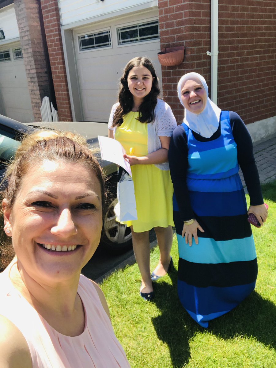 Suite à la cérémonie des finissants, Mmes Claire, Souhila et Mirela ont livré en personne les diplômes et les petits cadeaux aux élèves célébrés! Quelle belle surprise pour les élèves! Mission accomplie! #écoleMSC