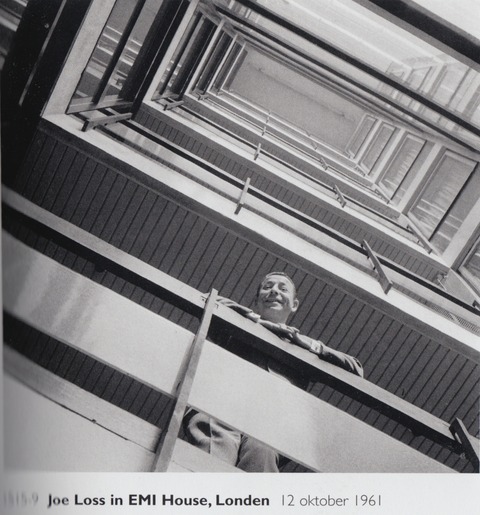 mixton51's tweet photo. この見たことある構図。
どうやらこれを元に連中の写真が撮られた模様なんですね。更に興味深いのはこの被写体Joe Lossさん。コステロのお父さん、Ross McManusが所属していたバンドのバンマスなんですよ。
という話でした。
＃EMI　＃JoeLoss ＃RossMcManus　＃TheBeatles　＃ElvisCostello https://t.co/obPwoBnVgc