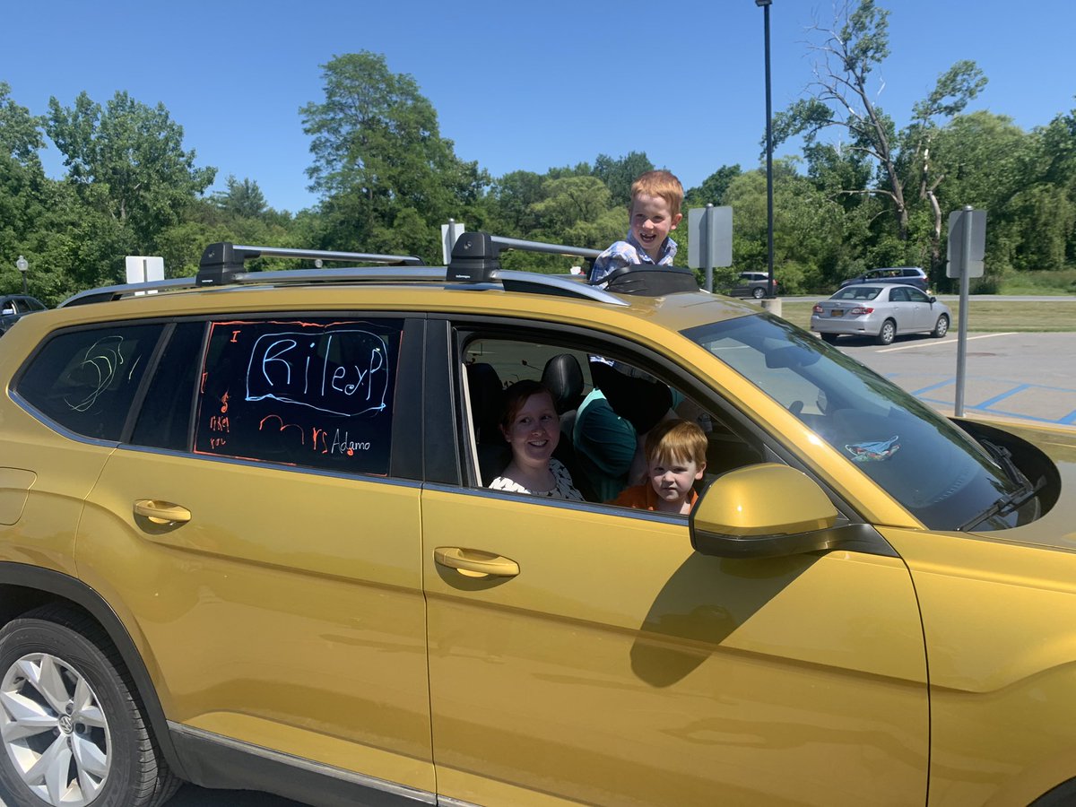 adamo_amanda's tweet photo. Loved seeing so many smiling faces at our reverse parade today. I’m going to miss my 1st graders! @GlencliffEagles https://t.co/05pkLtu6lt