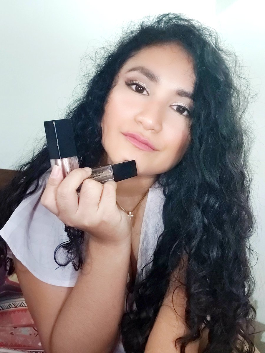 LilySotoBlog's tweet photo. Lleva tu mirada a otra dimensión con las sombras líquidas escarchadas. Son tan versátiles que puedes usarlas en el párpado completo, como delineador en el párpado superior, o darle luz al lagrimal. ¿Tú ya tienes las tuyas? #YanbalconLily #MaquillajeYanbal #LookYanbal #YoSoyYanbal https://t.co/6qEfD9hAE1