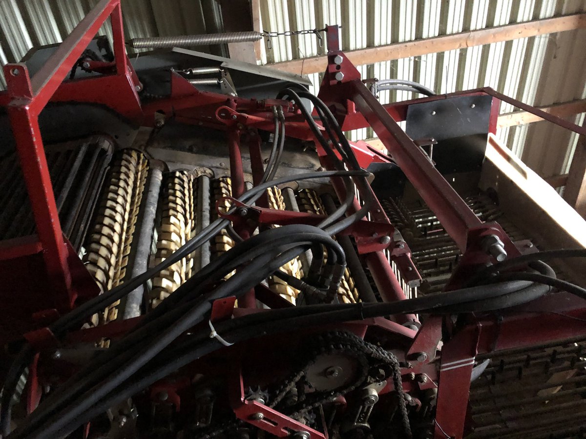 2002 Spudnik 6400 Harvester for Sale: 50mm pitch primary and secondary, multisep on top of side conveyer, 30 cwt hopper, centre pull or offset pull, always stored indoors. For more info contact: (705)333-3120