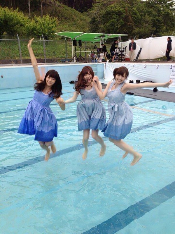 32 ⊿ Girl's Rule [MV Costume]This light linen dress fit the breezy vibe of Girl's Rule perfectly. During the dance shots in the video, the girls wear the same dress, except the bottom has a gradation created by the splashing water! https://twitter.com/korobizaka/status/1272236942835568642?s=20