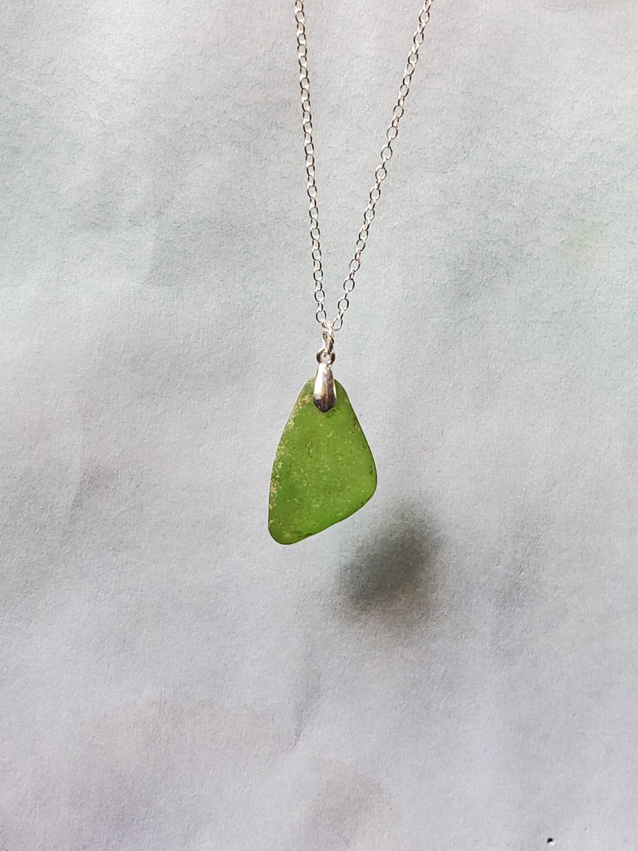 saltedbayonet's tweet photo. A #tortoisehell texture on this rare, #handmade genuine lime/#chartreuse green #seaglass & sterling silver necklace. https://t.co/8obMzsV21O #seaglassjewelry #genuineseaglass #limegreenseaglass #rareseaglass #seaglassnecklace #greenseaglass #patternedseaglass #handmadejewelry https://t.co/QdCHMuKatB