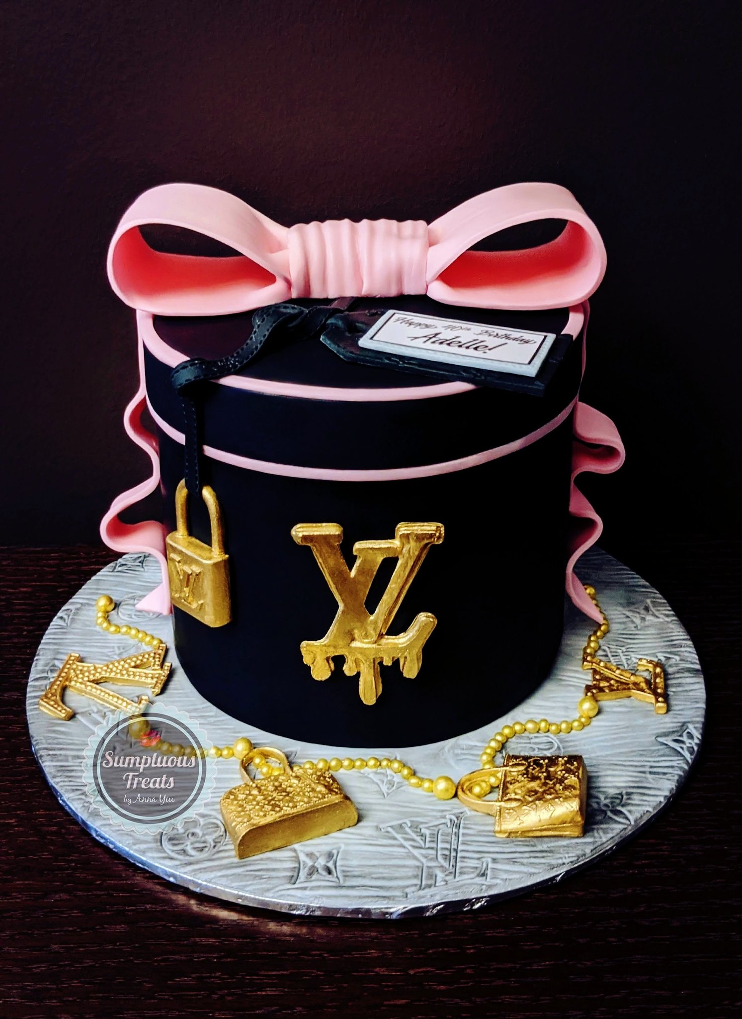 Natties Bakes&Bites on X: A Louis Vuitton inspired birthday cake for Jodie  who turned 40 this weekend. #louisvuitton #lvcake #birthdaycake # happybirthday #renshawfondant #renshaw #bakewithstork #homemade #aga  #agabaking  / X