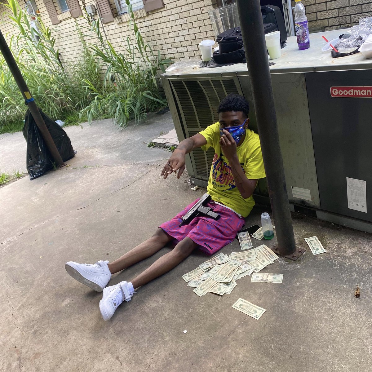 ToineVuittonLF's tweet photo. On Da Opps I Gotta Split Em #FreeLF🧸 https://t.co/cs5vjnJHx1