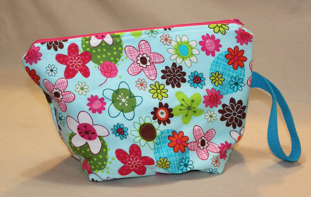 quilts_more's tweet photo. Floral Bag, Large Project Tote, Vacation Padded Bag, Large Zippered Pouch, Crochet Project Sack, Cosmetic Bag, Aqua, Blue, Pink Green, White https://t.co/UUXpPyY1hH #ImagineQuiltsAndMore #Etsy #PaddedBag https://t.co/rWImgXxeWC