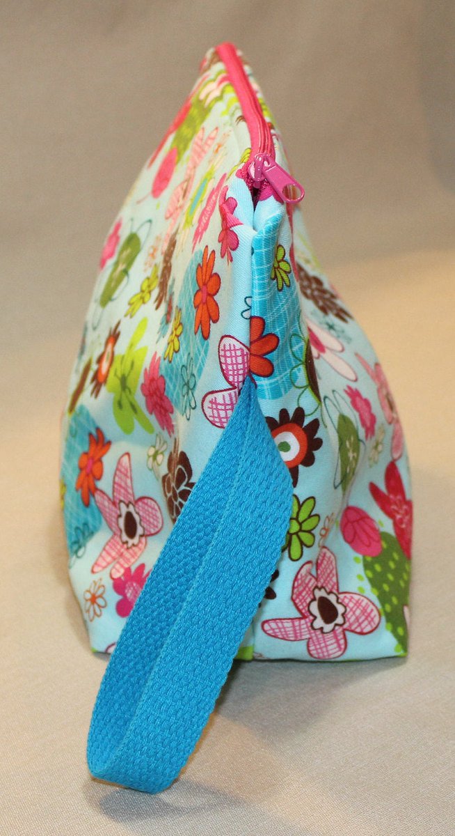quilts_more's tweet photo. Floral Bag, Large Project Tote, Vacation Padded Bag, Large Zippered Pouch, Crochet Project Sack, Cosmetic Bag, Aqua, Blue, Pink Green, White https://t.co/UUXpPyY1hH #ImagineQuiltsAndMore #Etsy #PaddedBag https://t.co/rWImgXxeWC