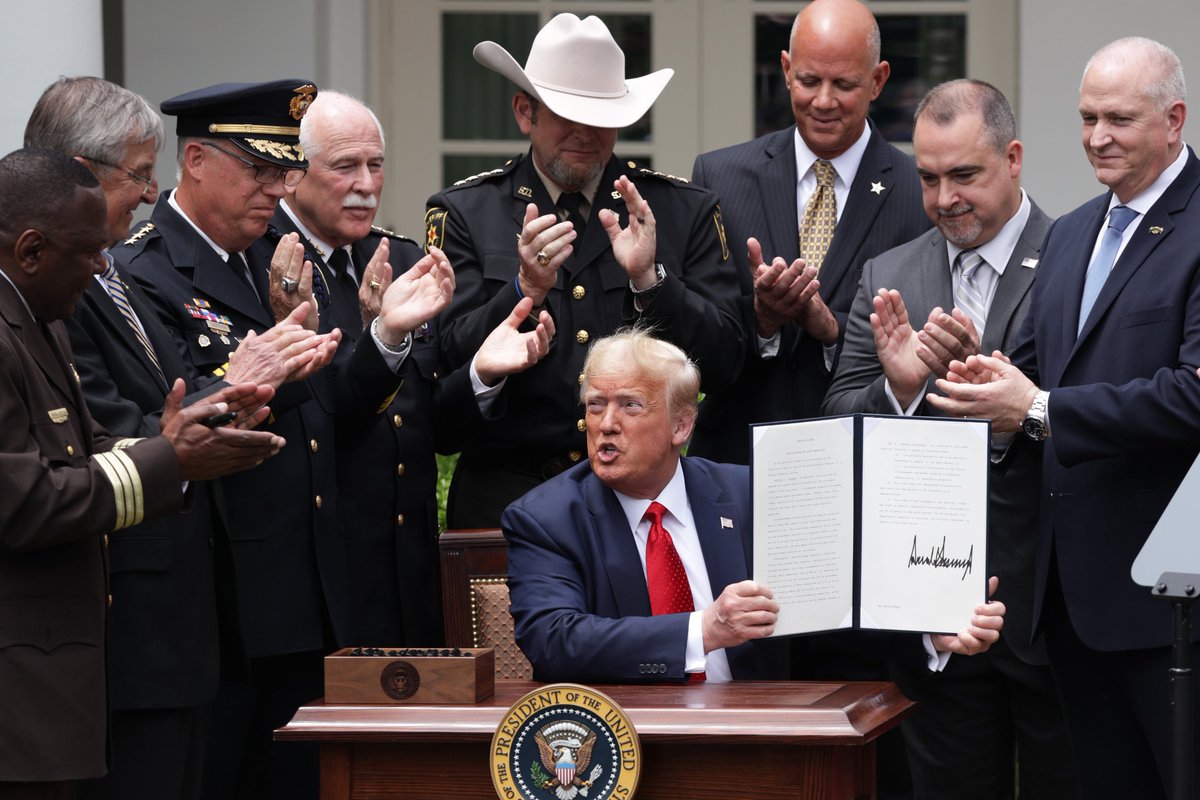 At today’s signing of an executive order for police reform, White House officials were seen standing closely together and talking without masks - including President Trump (17/24)