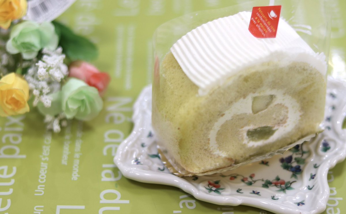 モンターニュ浜松 メロンロールデザート メロンロールケーキ 始まりました カットサイズですが楽しみにしていただいてる方も多く お問い合わせも最近増えてきたので お作りしました 税込み 356です モンターニュ 浜松 メロンロールケーキ