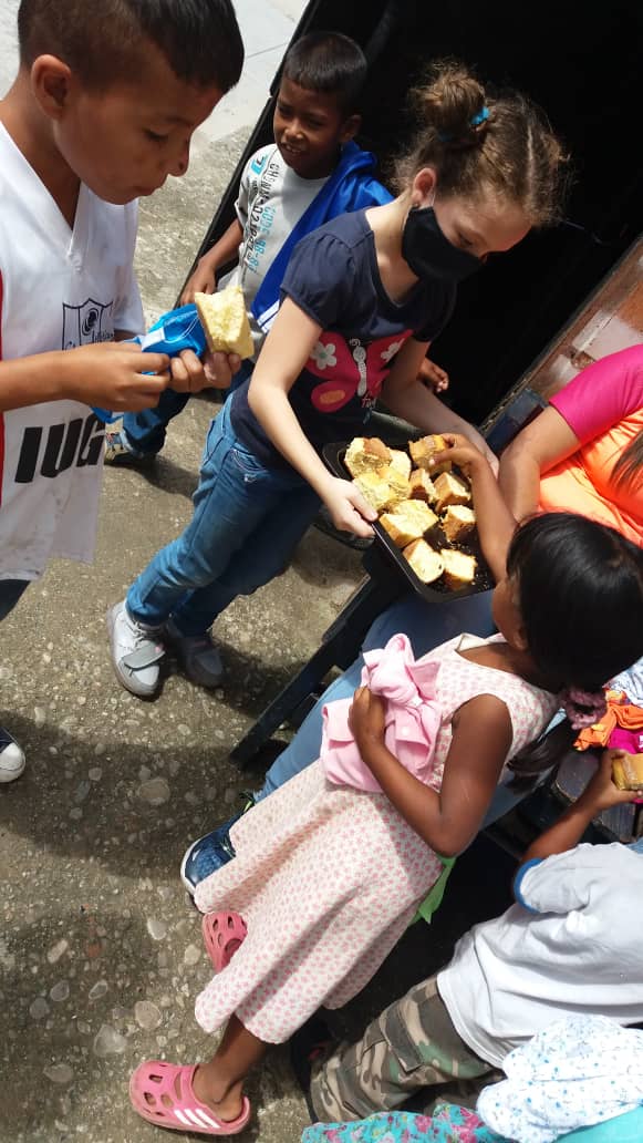 prefectostach's tweet photo. La #PrefecturadelaConcordia realizó donación de Alimentos a familia que requiere urgentemente de la solidaridad de todos. Niños requieren Alimentos, articulos sanitarios, ropa. 2 adultos y 7 niños @dirpoliticatach @GobiernoTachira @laidygomez #PrefectosContigo https://t.co/ygshRAsEvW