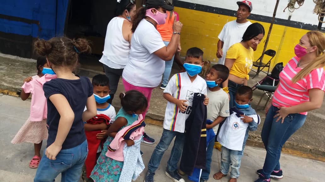 prefectostach's tweet photo. La #PrefecturadelaConcordia realizó donación de Alimentos a familia que requiere urgentemente de la solidaridad de todos. Niños requieren Alimentos, articulos sanitarios, ropa. 2 adultos y 7 niños @dirpoliticatach @GobiernoTachira @laidygomez #PrefectosContigo https://t.co/ygshRAsEvW