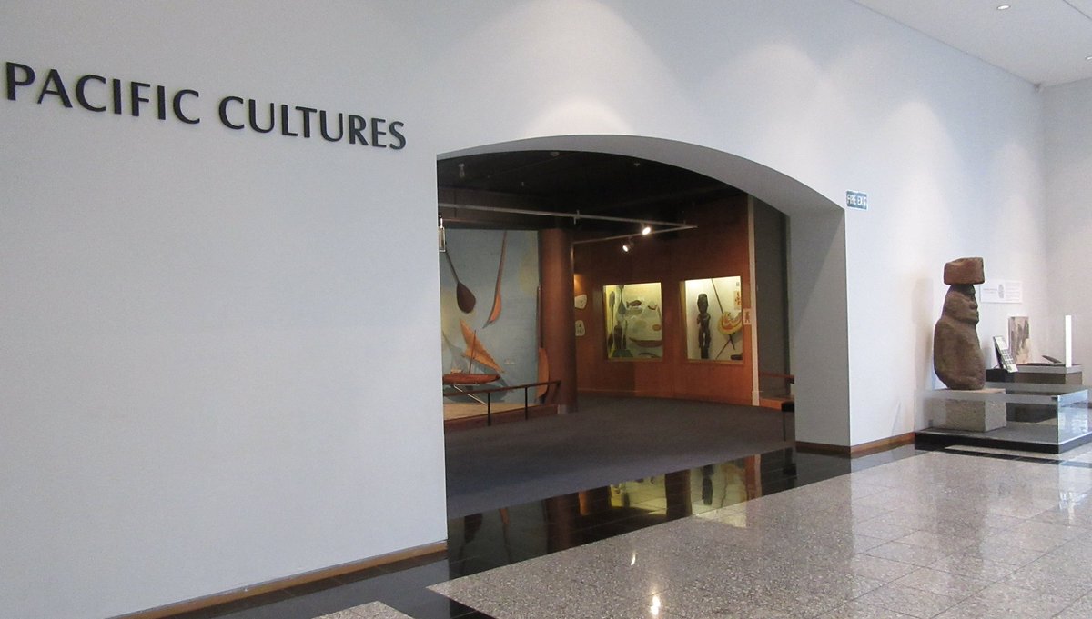  #MuseumsUnlocked  @profdanhicks Thread: To revert to the original concept I bring you a personal tour of  @OtagoMuseum Polynesia, Melanesia and Micronesia galleries. Now that the museum is open to the public.First up the entrance...  1/