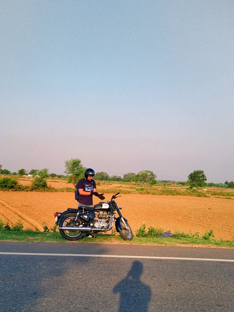 TheSpiritLens_'s tweet photo. 100 किमी. का रास्ता उगते सूरज की सुनहरी किरणों के बीच होते हुए तय करना किसी कल्पित दुनिया से कम थोड़ी न है !! आज सुबह - सुबह !!
#BIKER #bikeride #royalinfield https://t.co/KzfdprdU50