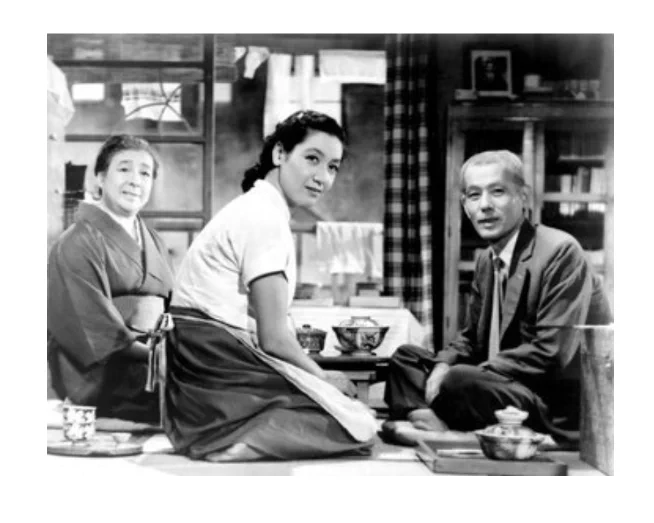 TLに小津監督作品について流れてきたので。
以前どなたかが、小津監督は画面に映るものを水平に配置しないと気が済まない人だと言ってて、これもそうだわ…
映画によってはテーブルの飲み物の量も水平にしてるのがあってえげつないほどの美学だと思いました。 