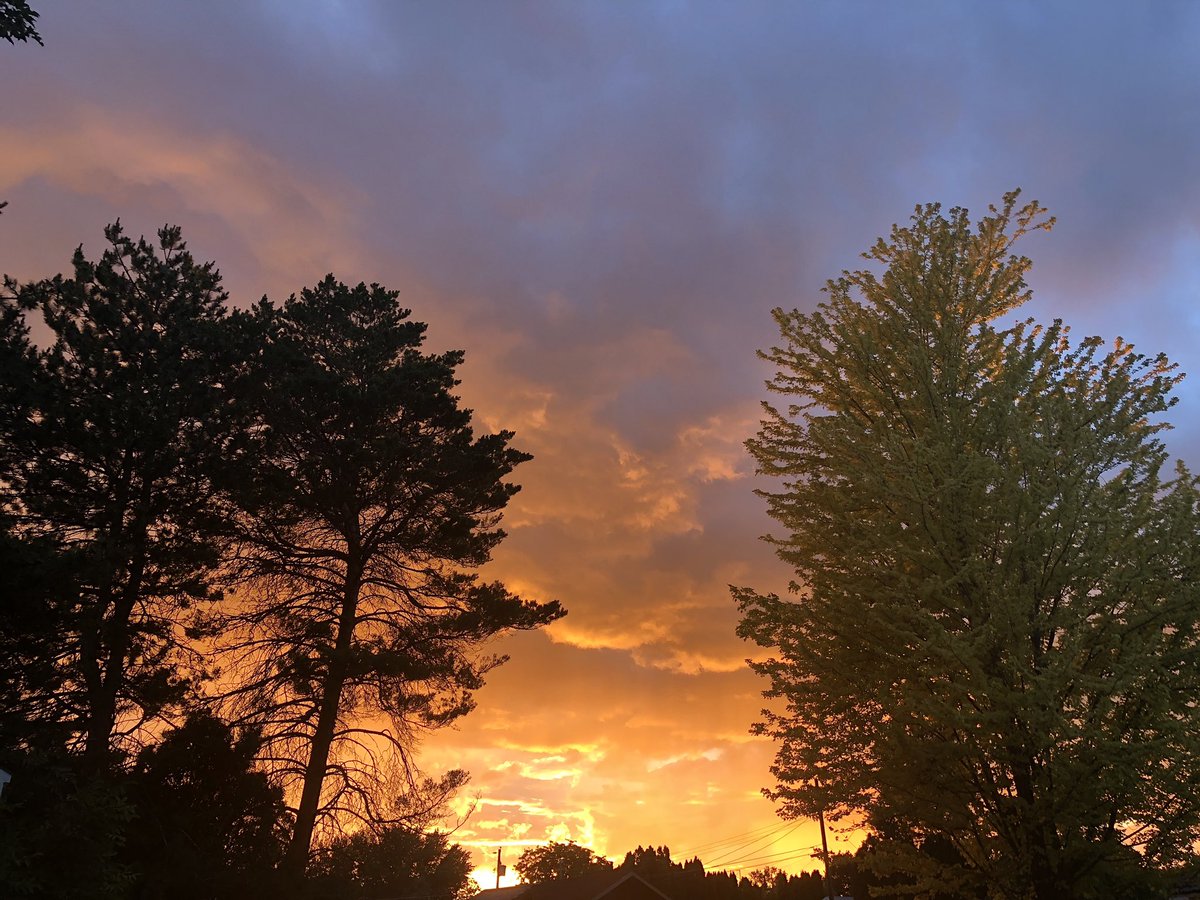 3rdofMay's tweet photo. Pretty skies tonight! https://t.co/dEdUK6vRSY