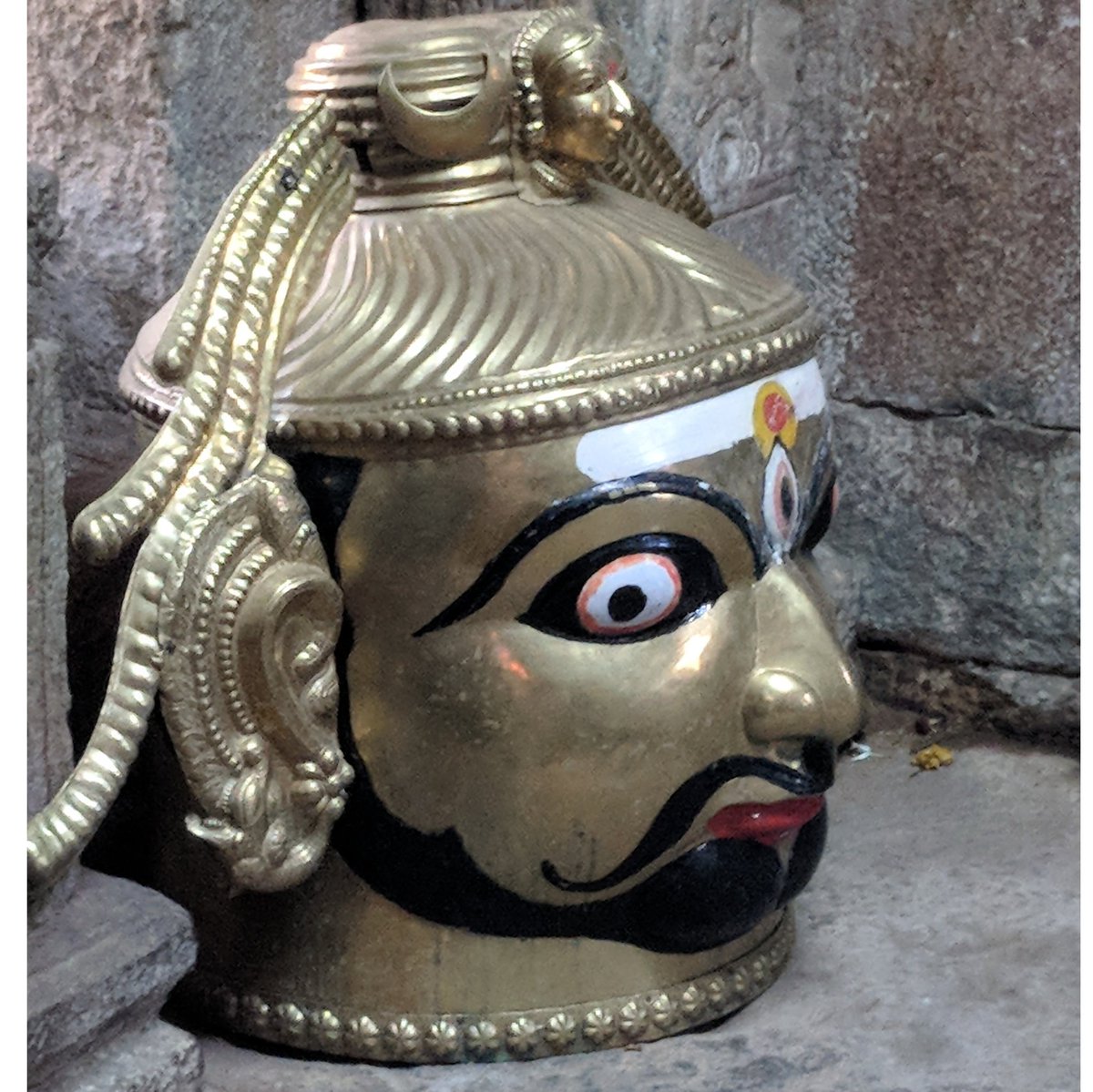 ए for एकमुख लिंग. Kavach from Bhoganandeeshwara temple near Bangalore. A single face is carved on it, with jata, moon and ganga. The eyes are painted on. When placed on the plain linga in the sanctum, it becomes an Ekamukha Linga.  #AksharArt  #ArtByTheLetter (6/6)